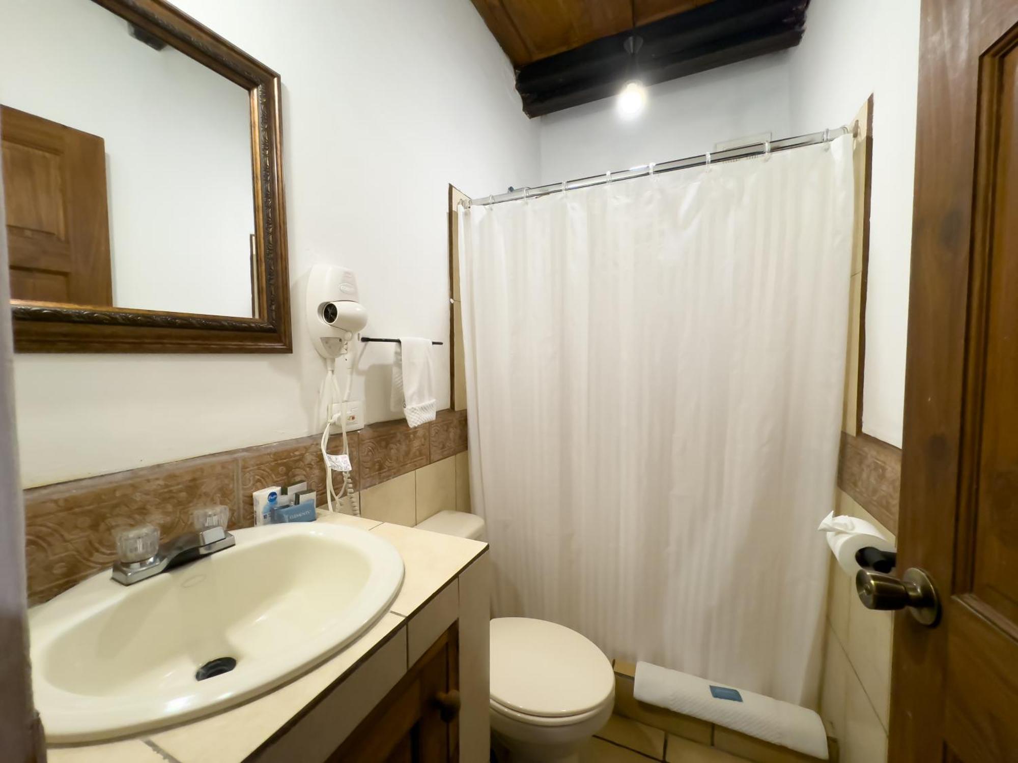 Hotel Cacique Real Antigua Room photo