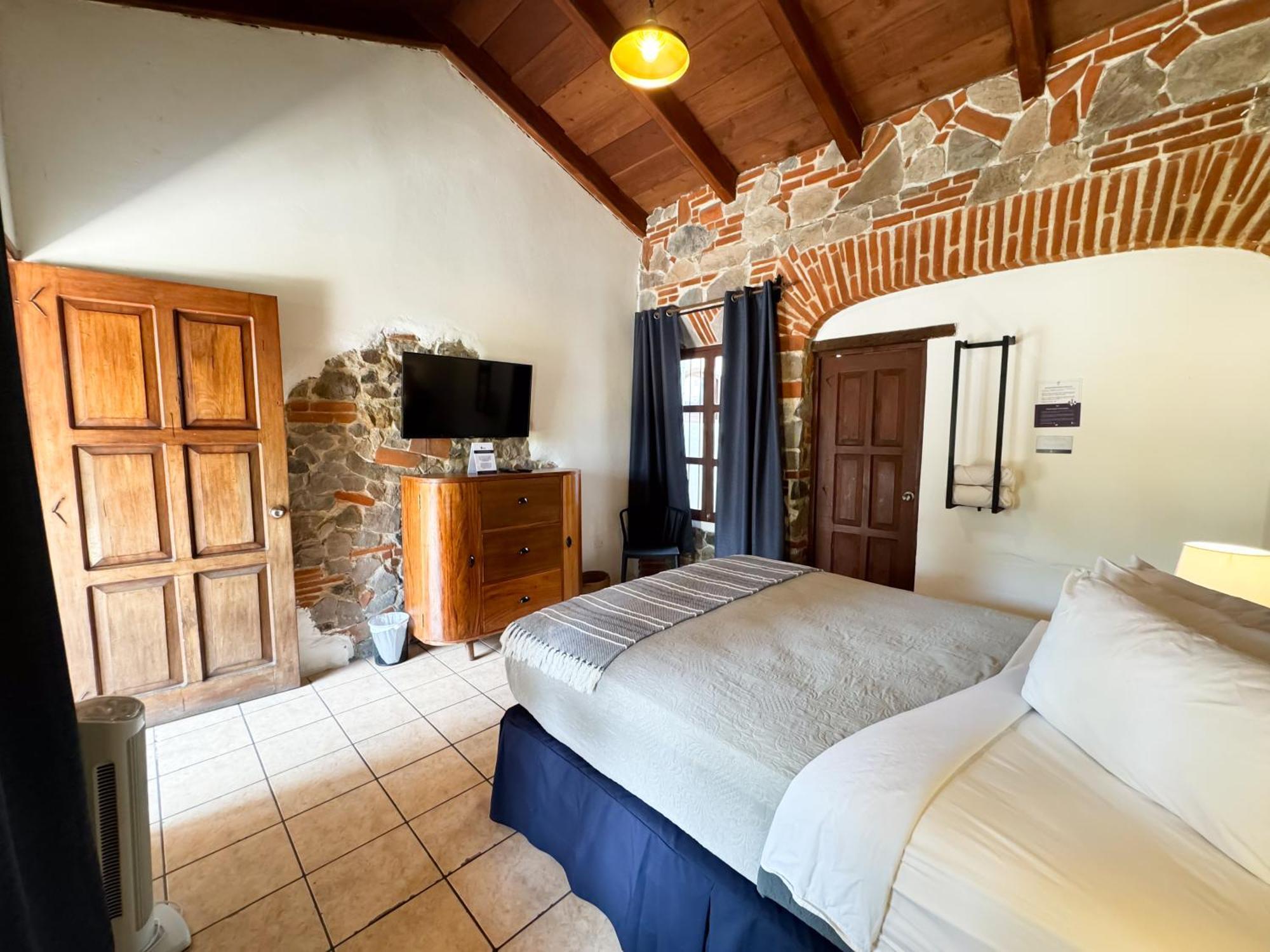 Hotel Cacique Real Antigua Exterior photo